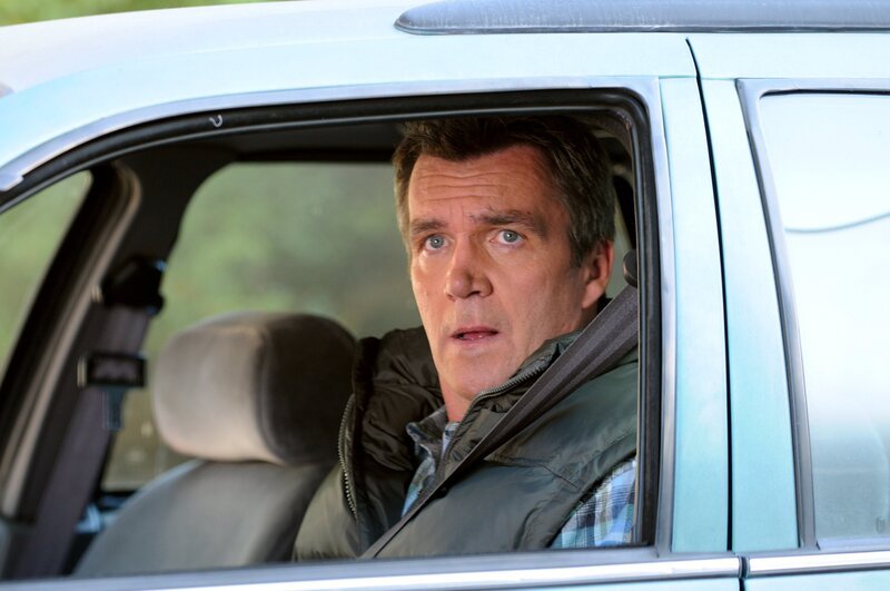 Weil Frankie ihn nicht daran erinnert, versäumt es Mike (Neil Flynn), seinen Vater zum Thanksgiving-Dinner einzuladen … – Bild: Warner Brothers Lizenzbild frei