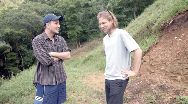 Der ukrainische Bauunternehmer Ivan (rechts) führt Lukas Wiehler (links) über seine Baustelle. Hier sollen Unterkünfte für junge Entrepreneure der Privatstadt Próspera entstehen. – Bild: HR/​Laura Will
