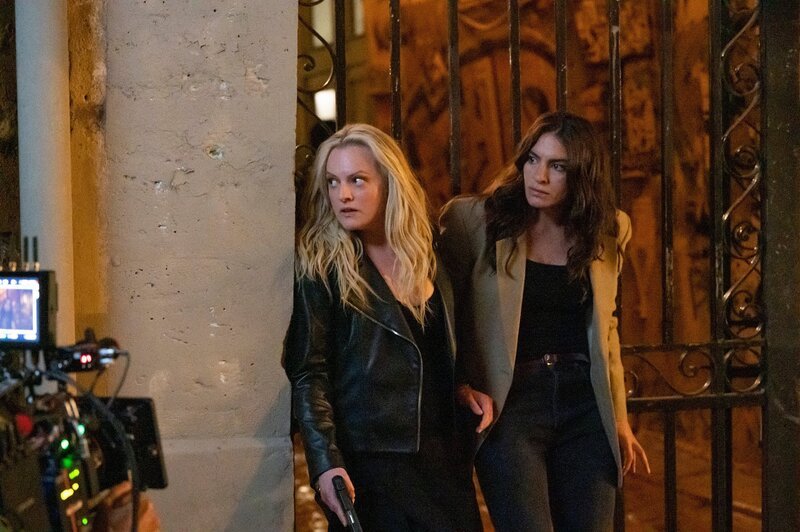 Impression von den Dreharbeiten: Nach dem Besuch eines Clubs geraten Imogen (Elisabeth Moss, l.) und Adilah (Yumna Marwan, r.) in höchste Gefahr. – Bild: ZDF und FX