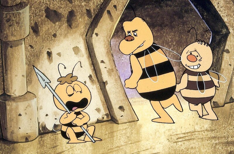 Nachtwächter Willie schläft während der Wache und die Diebe können ungehindert den Honig stehlen. – Bild: ORF/​ZDF/​Apollo-Film