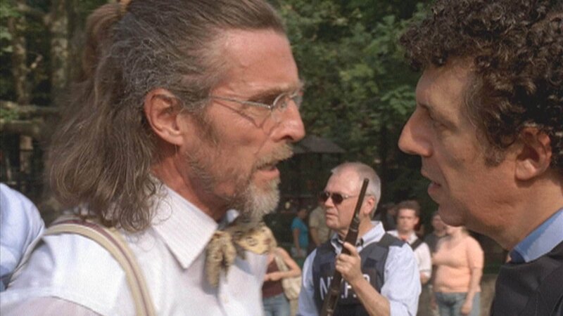 Captain Ross (Eric Bogosian, r.) traut dem einst so renommierten Profiler Gage (John Glover) nicht über den Weg. – Bild: RTL