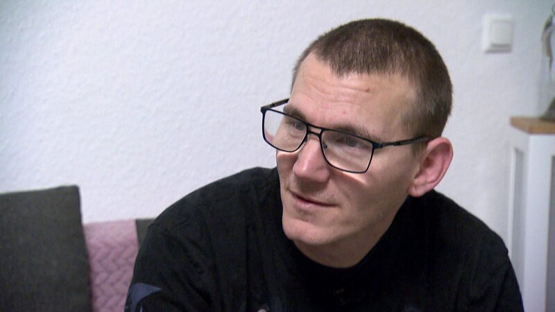 Währenddessen steht Mikes Vasektomie an, mit der er und Farina ihre Familienplanung endgültig abschließen wollen. – Bild: RTL Zwei