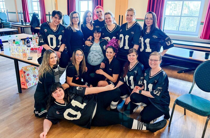 Eine der Tanzgruppen im Kirmes- und Faschingsverein von Menteroda nennt sich „Bad Moms“, nach dem gleichnamigen Film. 16 Mamas von insgesamt 34 – und bald 35 – Kindern. – Bild: MDR/​Jana Herold