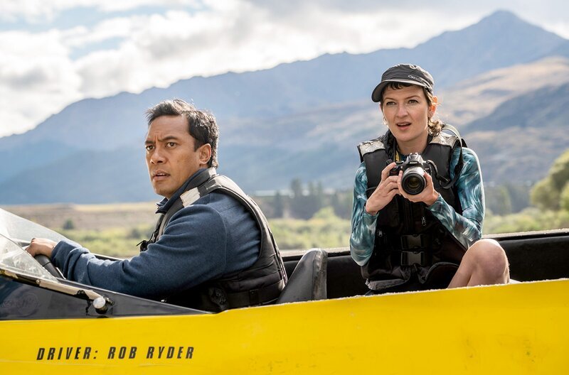 Ariki (Dominic Ona-Ariki) lässt sich von der Aktivistin Rosa (Hester Ullyart) dazu überreden, mit dem Speedboat zu dem abgesperrten Baugrundstück zu fahren, damit sie die Arbeiten dort dokumentieren kann. – Bild: Great Southern TV/​All3Media International