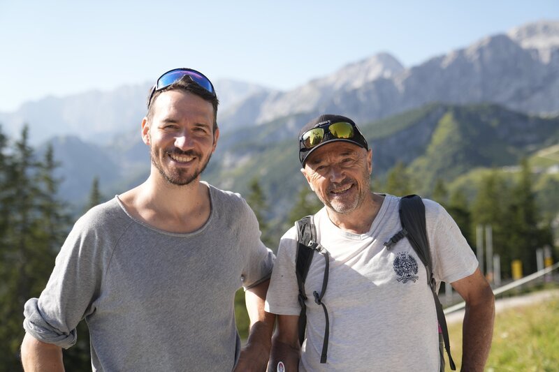 Ski-Legende Christian Neureuther (r.) war für seinen Sohn Felix (l.) immer Vorbild und Begleiter – nicht nur im Sport, sondern vor allem im Leben. Heute ist Felix (41) selbst vierfacher Vater. – Bild: Anna Wagner /​ ZDF