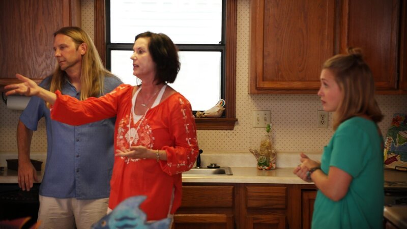 Potenzielle Käufer besichtigen das Haus. – Bild: Warner Bros. Discovery