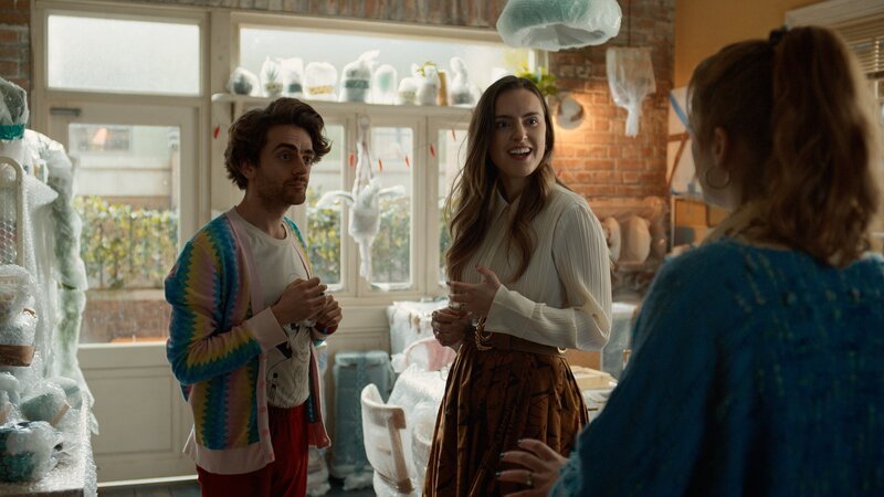 Jen (Máiréad Tyers, r.) trifft zu Hause auf Jizzlord (Luke Rollason, l.) und Nora (Rosa Robson, M.) – und ist überrascht, wie perfekt sie als Paar zusammenpassen. – Bild: Disney Enterprises, Inc. /​ ZDF