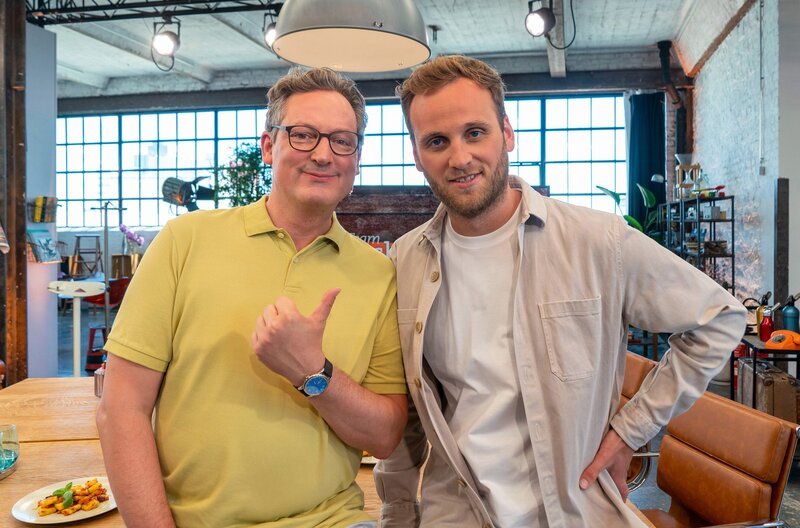 Themen der Sendung: Tabuthemen beim Arzt, Saisonal einkaufen und kochen, Warum schämen wir uns? V.l.n.r. Eckart von Hirschhausen mit Dr. Leon Windscheid (Psychologe) – Bild: ARD/​Max Kohr