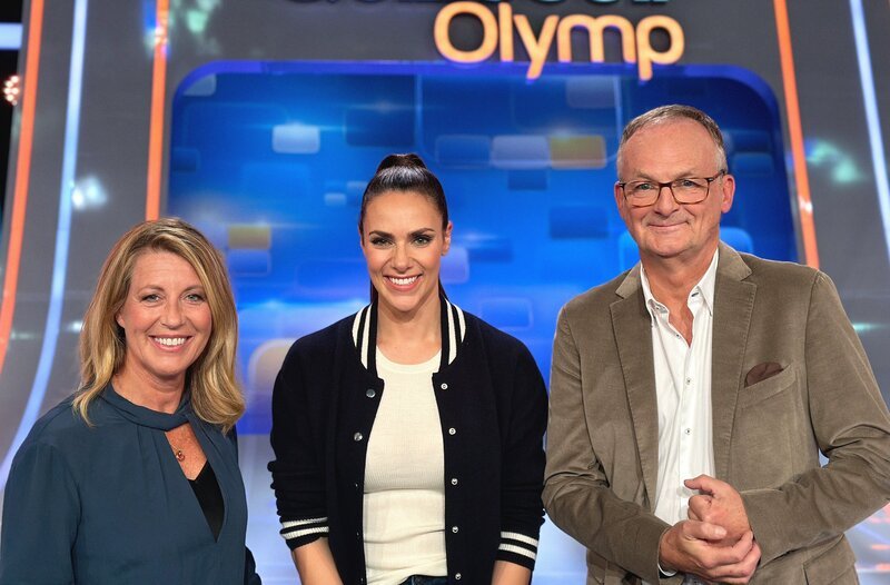 Moderatorin Esther Sedlaczek (M.) mit den Kandidaten des Teams „Moderation“: Anne Gesthuysen (l.) und Frank Plasberg (r.) – Bild: ARD/​ITV Studios