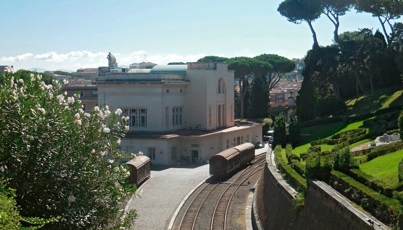 Rückseite des Bahnhof Vatikanstadt. – Bild: SWR