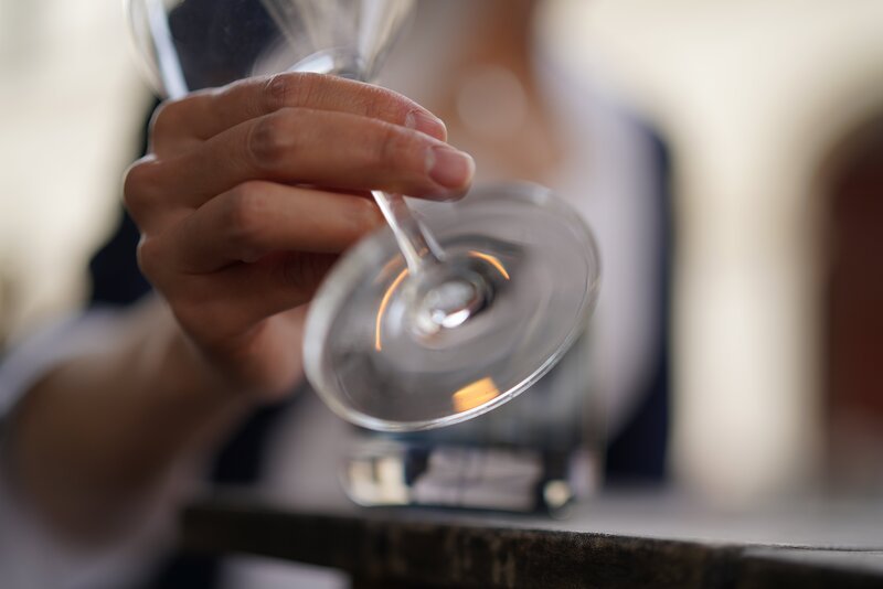 Picture Shows: Close up of wineglass Lensing – Bild: BBC/​Ali Pares