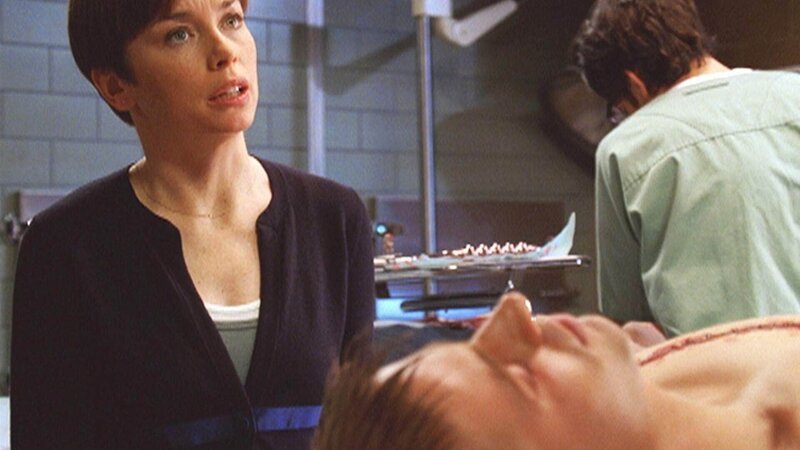 Detective Wheeler (Julianne Nicholson) ermittelt: Ist der drogenabhängige Justin Holland (Michael Ellison) an einer Überdosis gestorben oder ermordet worden? – Bild: RTL