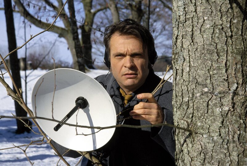 Lauschangriff in Bad Tölz: Albert Kilian (Jockel Tschiersch) will es genau wissen. – Bild: ORF/​Kineos