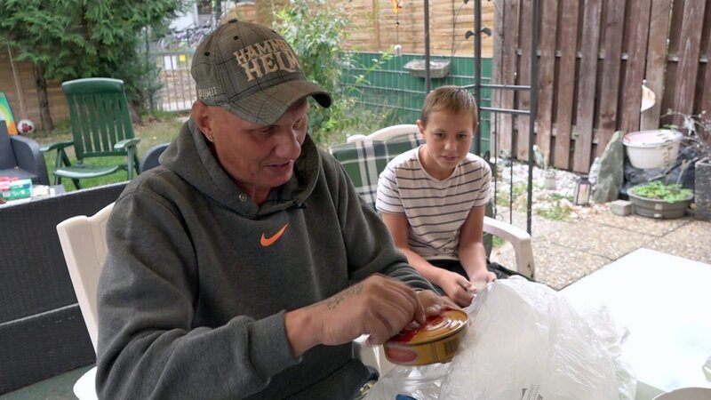 Bei Elvis und Co. steht eine Mutprobe mit Ekel-Faktor an: die Stinkefisch-Challenge. – Bild: RTL Zwei