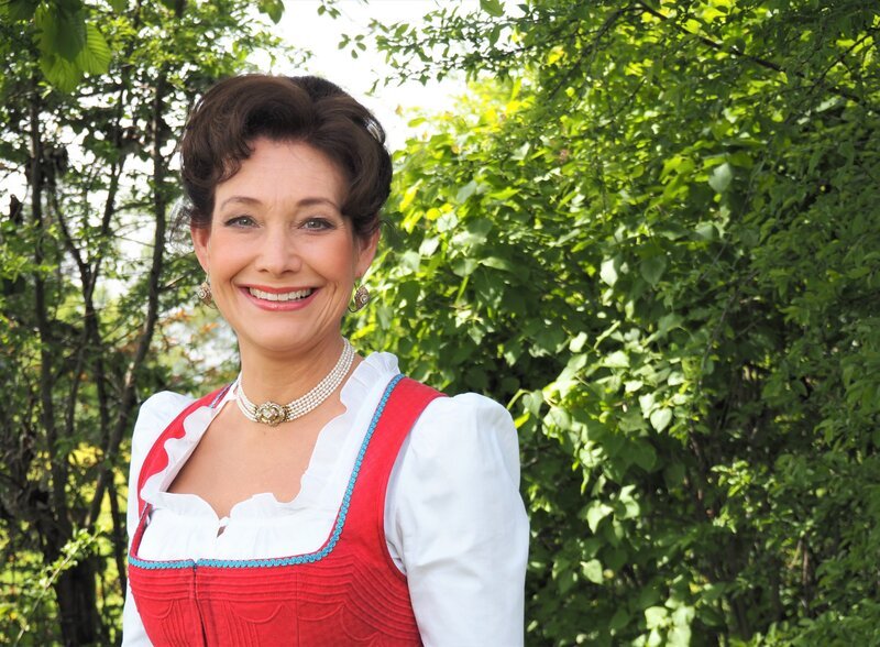 Elisabeth Rehm, Moderatorin des Musikantentreffens am Starnberger See. – Bild: Amelie Völker /​ BR