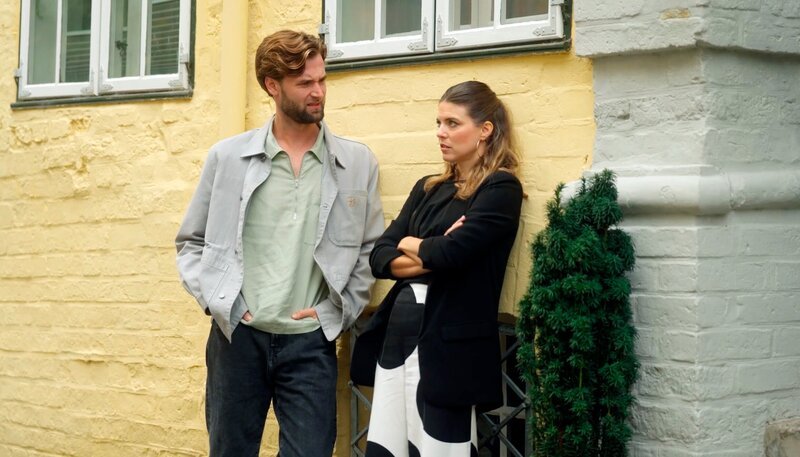 Valerie (Maike Johanna Reuter r.) ist deprimiert, weil sie glaubt, keine starke Bindung zu Olivia (Fiona Strebe) zu haben. Erst Simon (Thore Lüthje l.) und Julius (Jan Stapelfeldt) können ihr klar machen: Olivia (Fiona Strebe) liebt sie sehr! – Bild: NDR