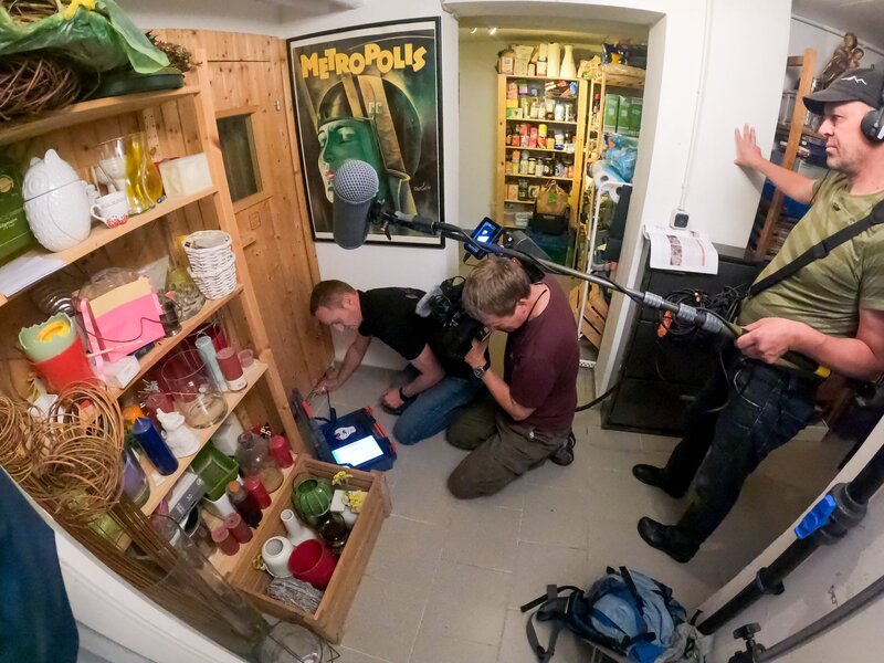 Wir verbringen rund 90 Prozent unseres Lebens in geschlossenen Räumen und atmen dort die Luft ein, die uns umgibt und in der wir leben. Diese Sendung untersucht, wie Luft uns gesund oder krank machen kann, denn jeder einzelne Atemzug bringt die Stoffe aus der Raumluft nicht nur in die Lunge, sondern hat potenziell Auswirkungen auf den ganzen Körper und sogar die Psyche. Im Bild: Radonmessung vor der Haussanierung. – Bild: ORF/​ORF III/​Christian Kugler