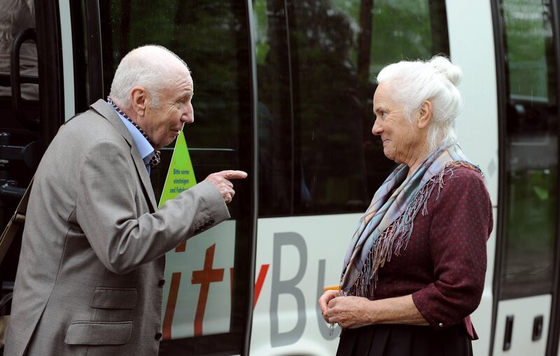 Theres und Böglmüller versprechen sich einander zu schreiben. Von links: Herr Böglmüller (Horst Sachtleben) und Theresa Brunner (Ursula Erber). – Bild: BR/​Marco Orlando Pichler