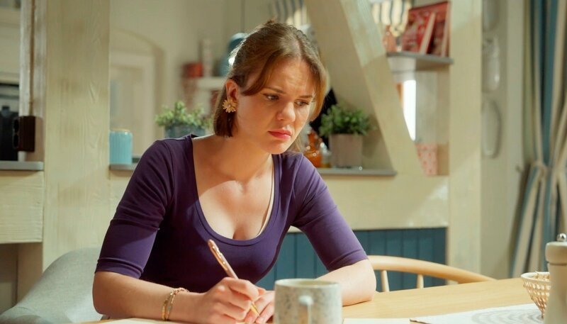 Unterdessen kämpft Jess (Juana Nagel M.) verzweifelt gegen ihre wachsenden Muttergefühle an. – Bild: NDR