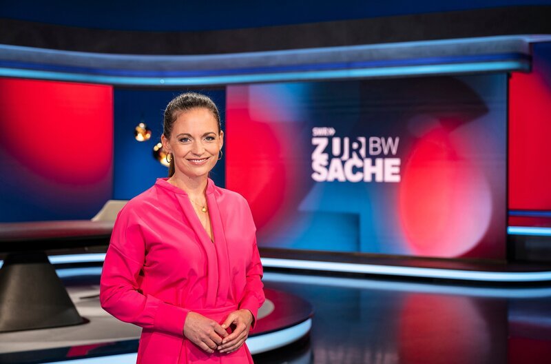 SWR ZUR SACHE EXTRA – DER WIRTSCHAFTSABEND ZUR LANDTAGSWAHL, „Politik – Debatte – Hintergrund“. Das Politikmagazin fürs Land. Moderatorin Alexandra Gondorf. – Bild: SWR/​Patricia Neligan