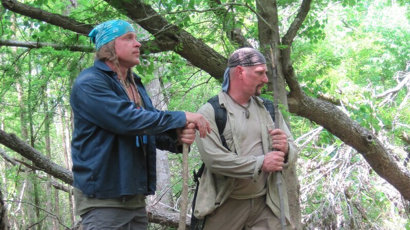 Dave Canterbury and Cody Lundin determining route in Louisiana. – Bild: Discovery Communications