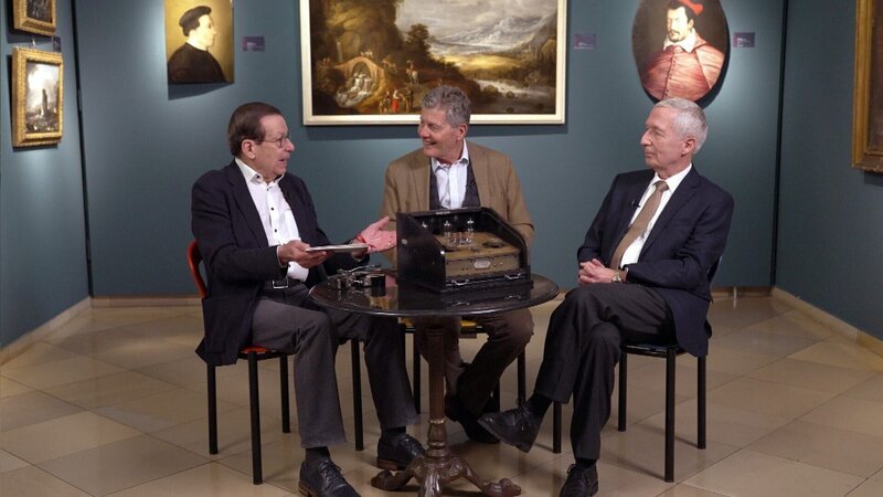 Gerhard Lippburger, Karl Hohenlohe, Experte für Unterhaltungstechnik Erwin Macho; Radiogerät. – Bild: ORF/​Clever Contents