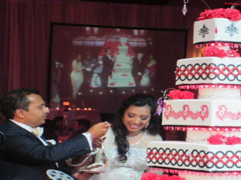 The bride and groom sample the wedding cake. – Bild: Discovery Communications /​ Discovery Networks