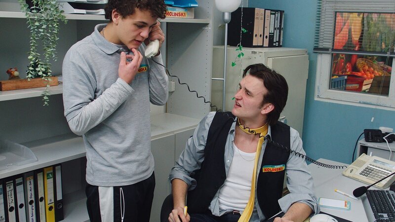 L-R: Samy (David Ali Rashed), Peter (Ludger Bökelmann) – Bild: Amazon