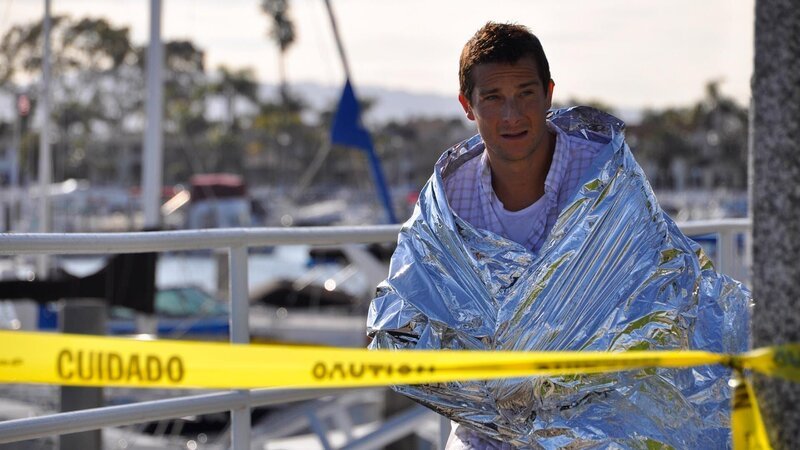 Episode 104 Rattlesnake and Sinking Car. Bear Grylls walks away from scene with warming wrap.(close up). – Bild: Discovery Communications /​ Rebecca Graham Forde