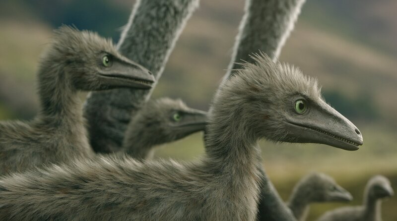 Troodon Jungtiere scharen sich um das Elterntier. Das braune Federkleid tarnt den Nachwuchs und hält ihn warm. – Bild: BR/​Autentic GmbH