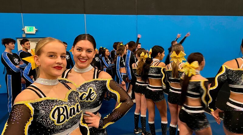 Die Tanzmariechen Liana (links) und Carina stehen kurz vor ihrem großen Auftritt als Cheerleader. – Bild: BR/​Constantin Entertainment GmbH/​Liana Wolf