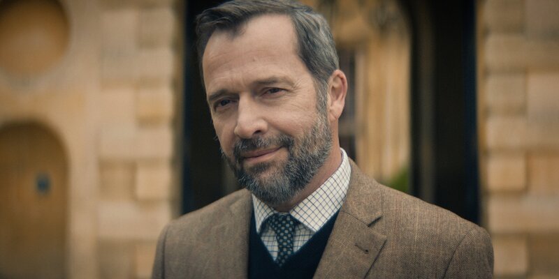 Imogens einstiger Mentor Sir Michael Althorp (James Purefoy) tritt auf seinem Anwesen in England zunächst als großzügiger Gastgeber auf. – Bild: FX /​ ZDF