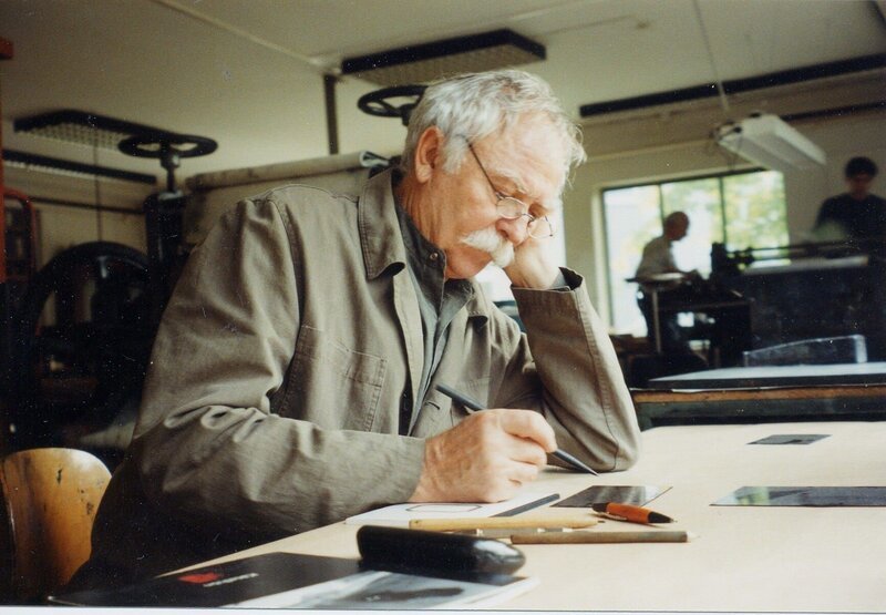 Über 300 Titel mit einer weltweiten Auflage von 12 Millionen Exemplaren hat er geschrieben; in über 40 Sprachen wurde er übersetzt. Er ist der erfolgreichste Kinderbuchautor Deutschlands – aber er malt und schreibt auch für Erwachsene: Janosch. – Bild: BR/​Janosch film & medien AG