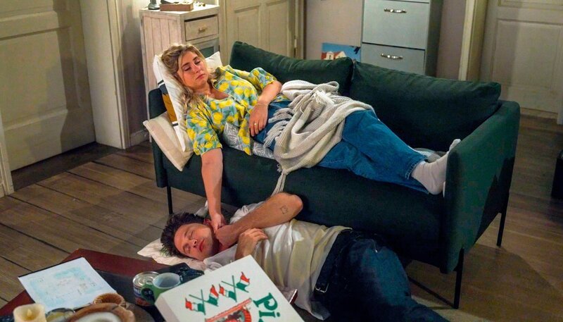 Toni (Sarah Buchholzer o.) und Jonas (Patrick Schlegel u.) planen begeistert ihren gemeinsamen Garten, doch Tonis (Sarah Buchholzer o.) Versäumnis bei einem wichtigen Job für Julius (Jan Stapelfeldt) sorgt für neuen Stress. – Bild: NDR