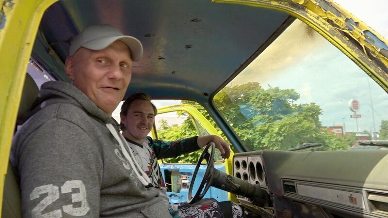 Elvis und seine Söhne lassen es bei einer Monstertruckshow krachen. – Bild: RTL Zwei
