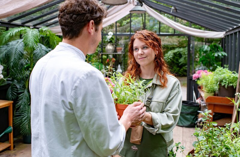Kilian (Anthony Paul) und Fanny (Johanna Graen) sind sich einen Moment wieder nah. – Bild: ORF/​ARD/​Christof Arnold
