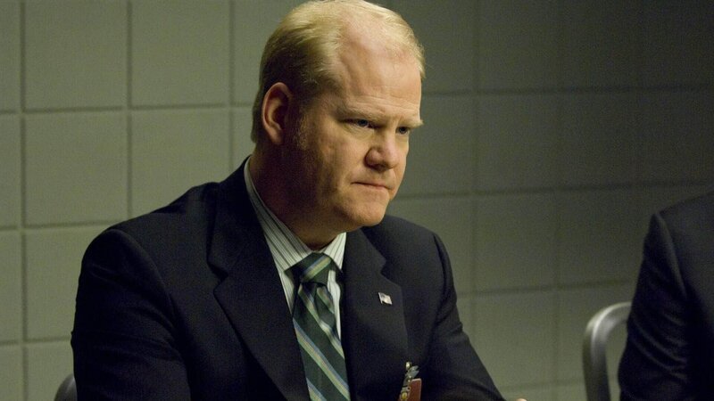 Der Vizedirektor des Gesundheitsamtes Martin Faris (Jim Gaffigan) bestreitet, etwas von gefälschten Medikamenten gewusst zu haben. – Bild: MG RTL D /​ USA Network /​ David Griesbrecht