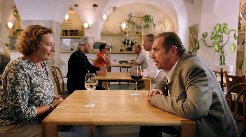 Frau Maierhofer (Lilly Forgách, l.) und Benedikt Beissl (Andreas Giebel, r.) landen ausgerechnet beim Speeddating am selben Tisch. – Bild: ARD/​Lucky Bird Pictures/​Christoph Krauth