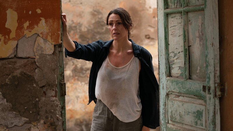 DCI Amy Silva (Suranne Jones) befindet sich immer noch im Ausland, um eine tödliche Drohnenattacke in ihrer schottischen Heimat aufzuklären. – Bild: ZDF und WORLD PRODUCTIONS LTD.