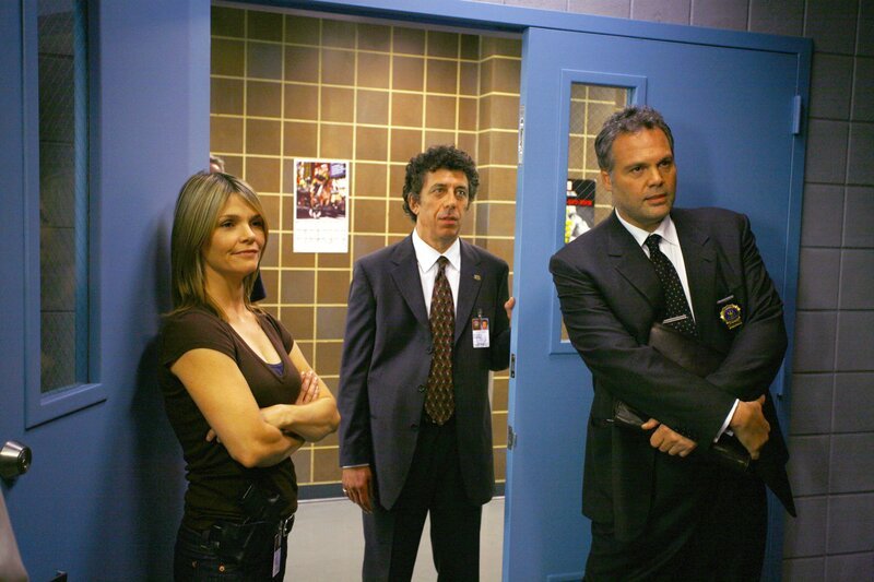 V.l.: Detective Alexandra Eames (Kathryn Erbe), Captain Danny Ross (Eric Bogosian) und Detective Robert Goren (Vincent D’Onofrio) – Bild: VOX