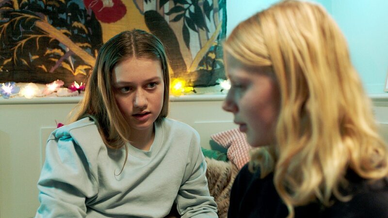 Tara (Maya Ystenes, l.) und Sanne (Tilde Ender Søvik) sind beste Freundinnen. Doch seit Tara mit Daniel geht – für den Sanne heimlich auch schwärmt – gerät ihre Freundschaft ist in Schieflage. – Bild: ZDF/​NRK Super