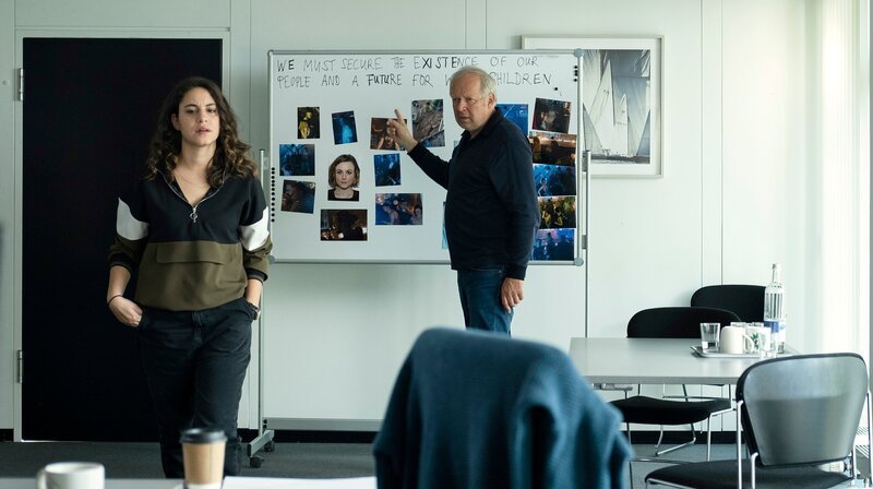 Machen Fortschritte bei den Ermittlungen: Mila Sahin (Almila Bagriacik) und Klaus Borowski (Axel Milberg) – Bild: NDR/​Christine Schroeder