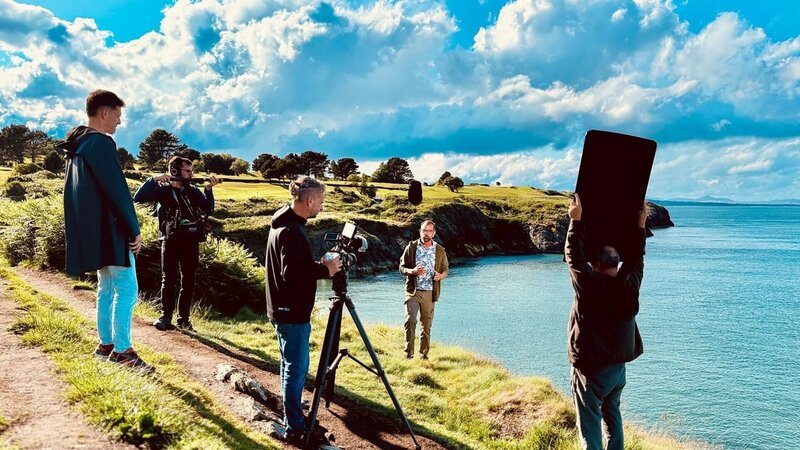 Dasteam bei den Dreharbeiten in Irland. – Bild: ORF/​Ralph Huber-Blechinger