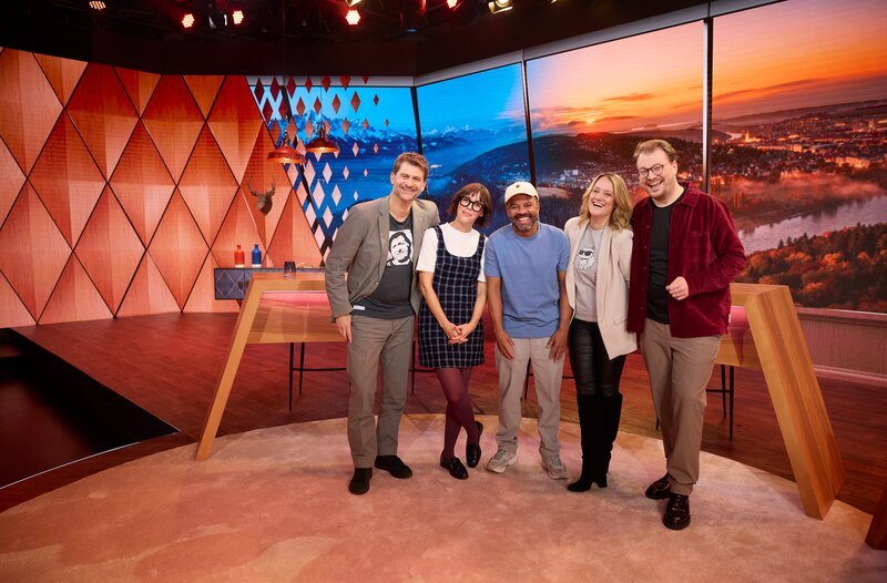 Von links: Michael Altinger, Eva Karl Faltermeier, Simon Pearce, Lisa Feller und Maxi Gstettenbauer. – Bild: BR/​Martina Bogdahn