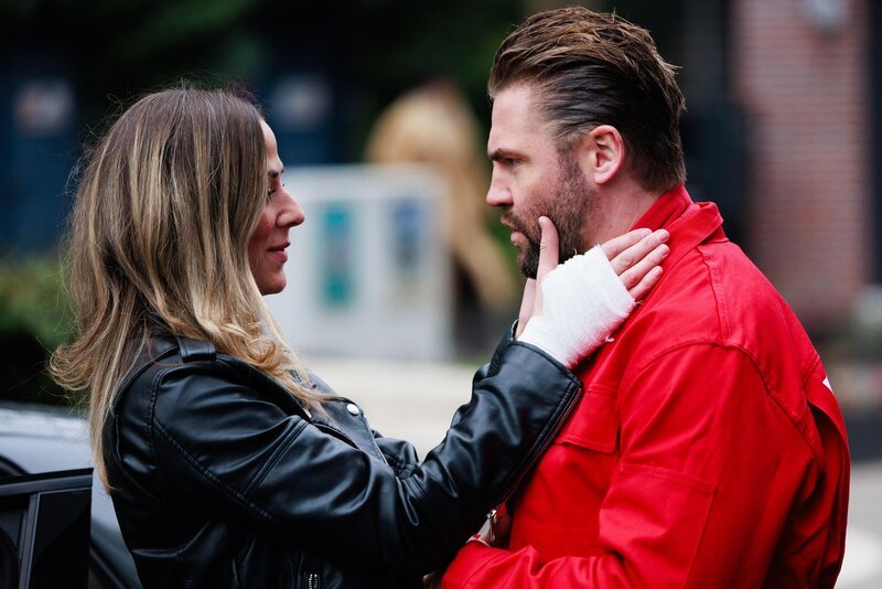 Bambi (Ben Heinrich) stellt erschrocken fest, dass Micaela (Ria Kovco) das Tempo in Sachen Verführung endgültig anzieht. – Bild: RTL /​ Sebastian Meyer /​ Gerüchteküche