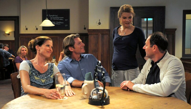 Bayerisches Fernsehen DAHOAM IS DAHOAM, FOLGE 1201, „Von Entbindungen und Entbehrungen“. Hubert und Uschi geben vor, sich in der „Kreißsaal-Frage“ einig zu sein. Von links: Annalena Brunner (Heidrun Gärtner), Sebastian Wildner (Herbert Ulrich), Uschi Guggenmoser (Silke Popp) und Hubert Kirchleitner (Bernhard Ulrich). – Bild: BR/​Jo Bischoff