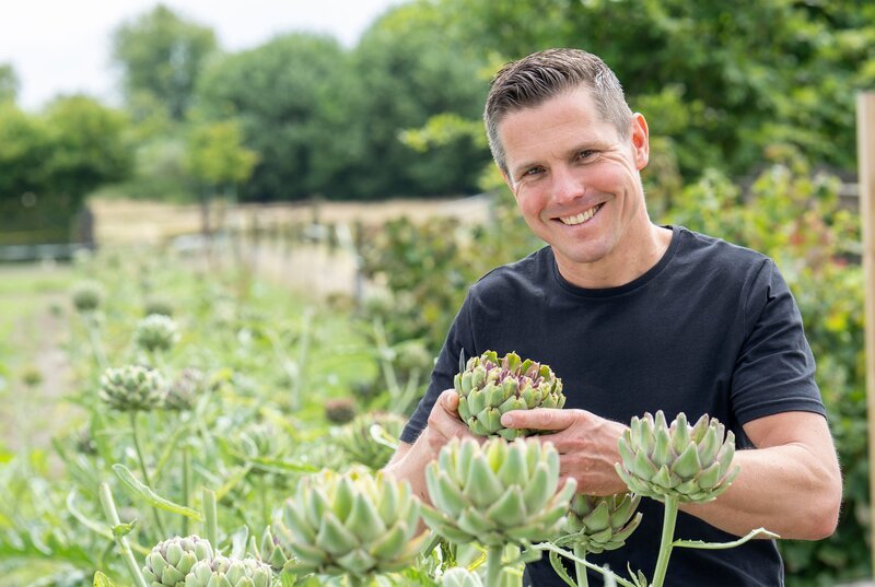 Buntes Gemüse ist ein weiteres Standbein des Hofs: Auberginen, Kürbisse, Zucchini, Grünkohl, Artischocken, Melonen und vieles mehr gibt es den ganzen Sommer über. Zweimal pro Woche steht Henry Rohlman auf einem Wochenmarkt in Münster. – Bild: WDR/​Melanie Grande