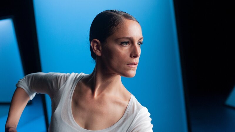 Zoé (Ariane Labed) lebt ihren Traum als Étoile der Opéra Garnier weiter. Sie ist sehr gefragt und steht als Haupttänzerin vieler Stücke häufig im Rampenlicht. Doch hinter den Kulissen bahnen sich düstere Zeiten für die Opéra Garnier an. – Bild: ZDF und Kris Dewitte