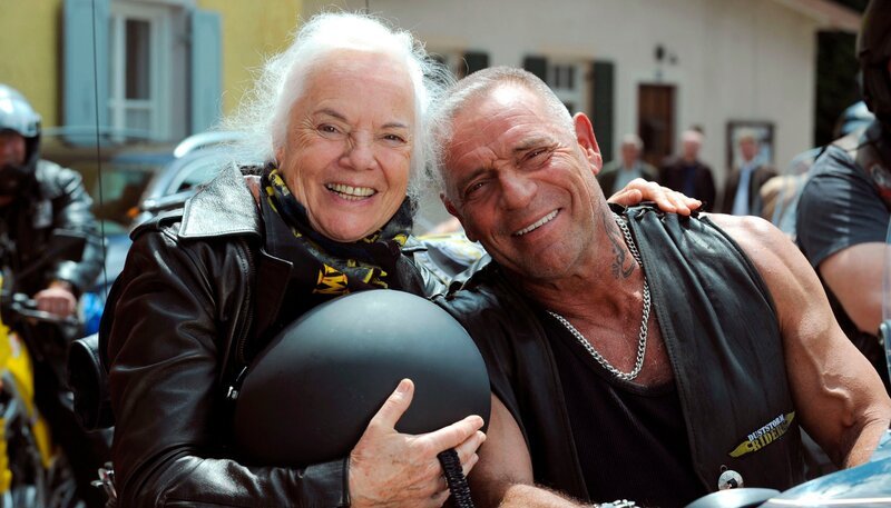 Theres (Ursula Erber) freut sich auf den Ausflug mit den Duststorm Riders. – Bild: BR/​Marco Orlando Pichler