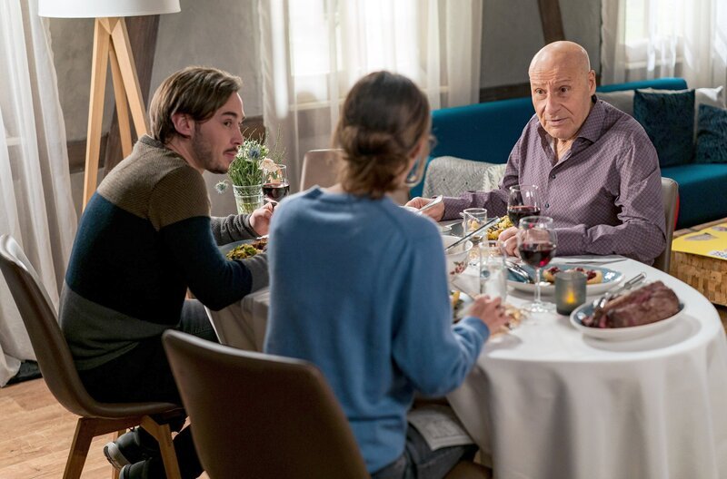 Franz (Edgar-M. Marcus, re.) fragt Jenny (Julia Obst) und Sebastian (Dominik Stricker, li.) beim Essen geschickt über die Säge aus. – Bild: SWR/​Christian Koch